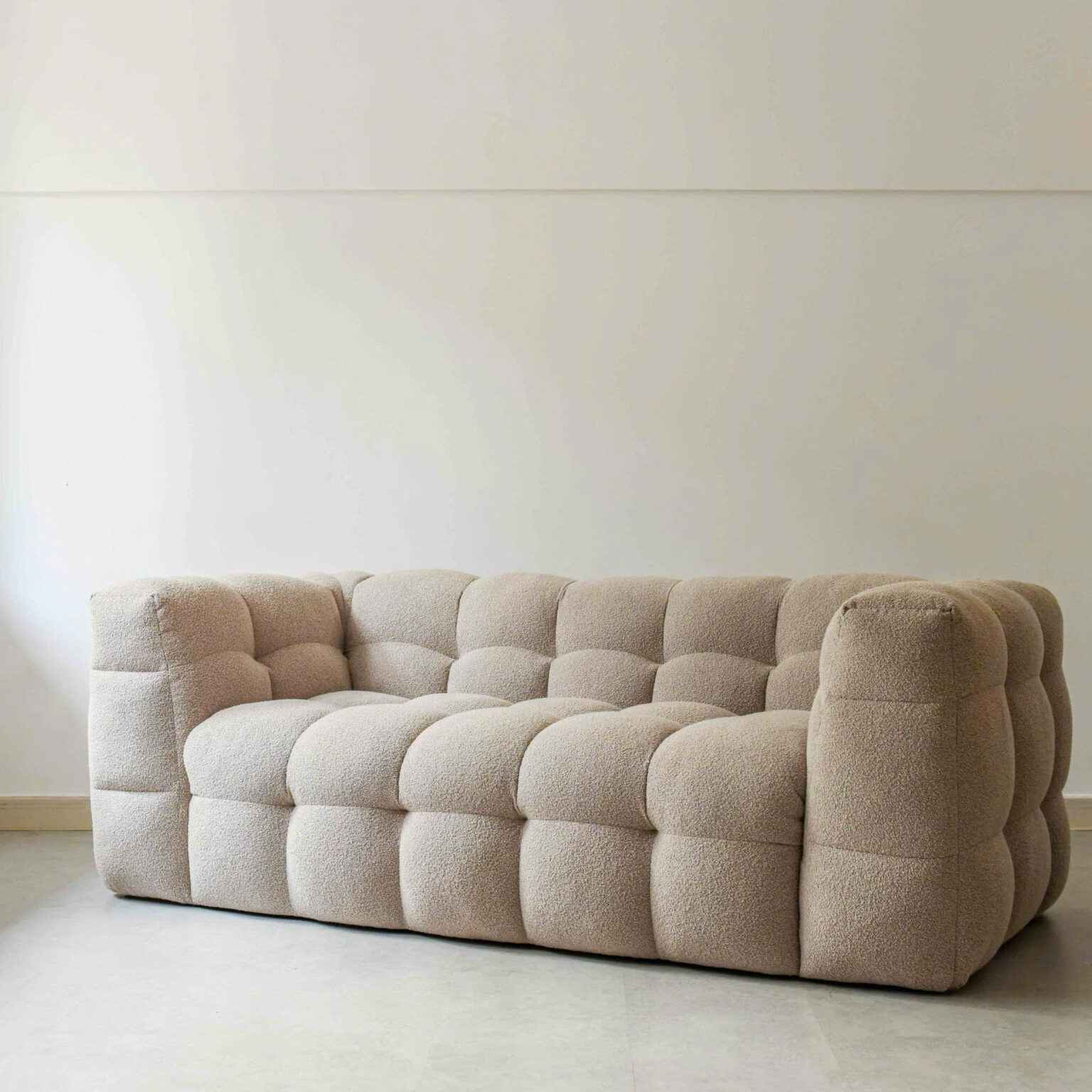 Sofa màu kem với các múi bọc trên nền sáng