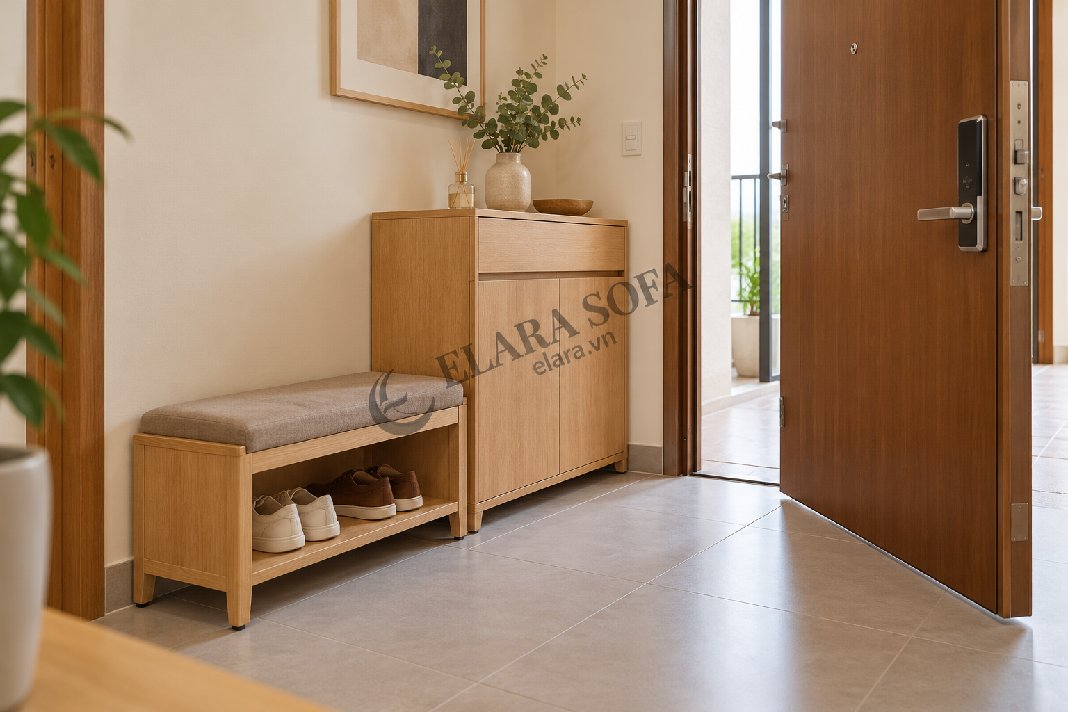 Ghế thay giày bằng gỗ có đệm và kệ để giày, đặt cạnh tủ ở lối vào căn hộ với khoảng trống phía trước