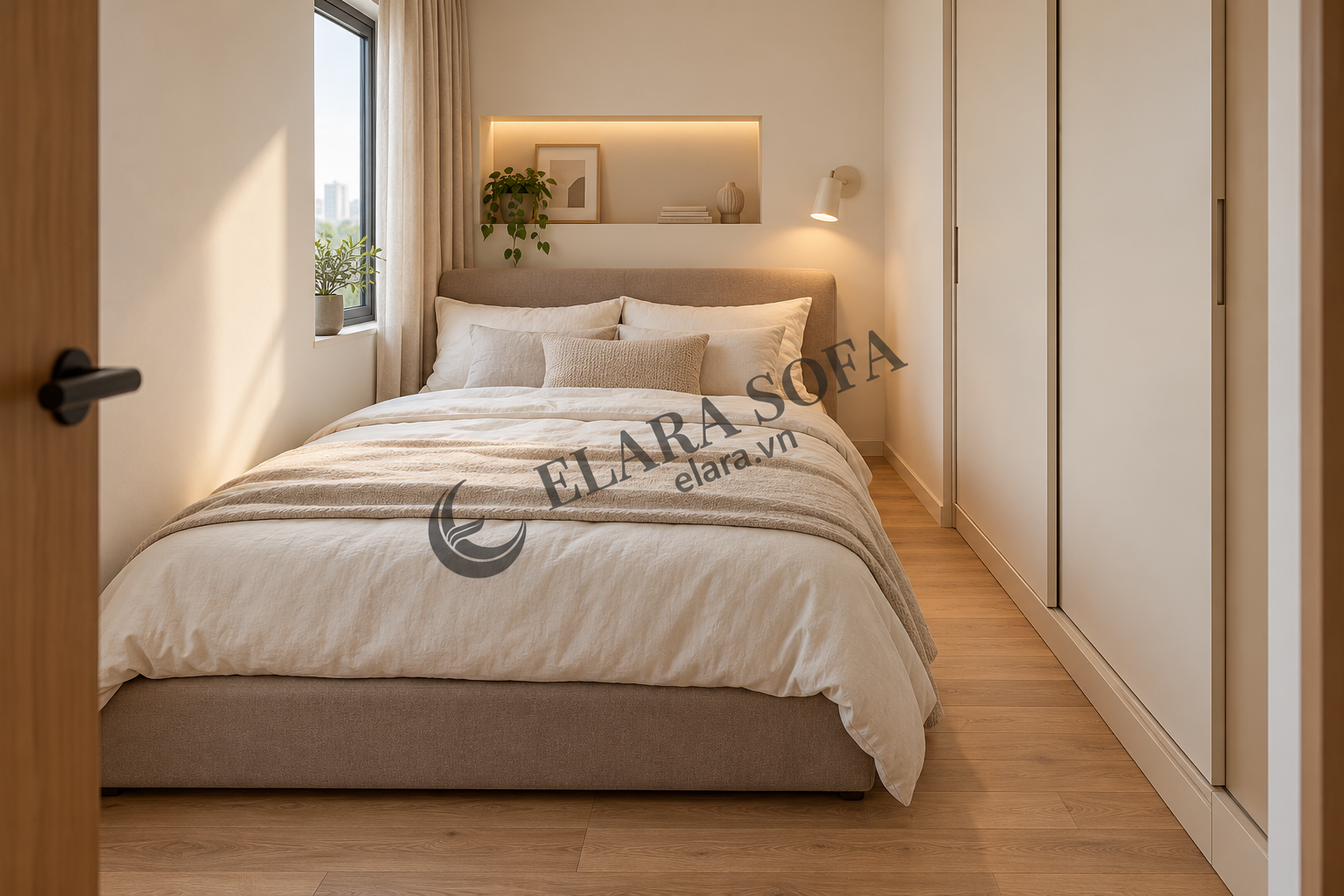 Giường bọc nệm kê gần tường trong phòng ngủ nhỏ, tủ cửa lùa bên phải và lối đi dọc cạnh giường