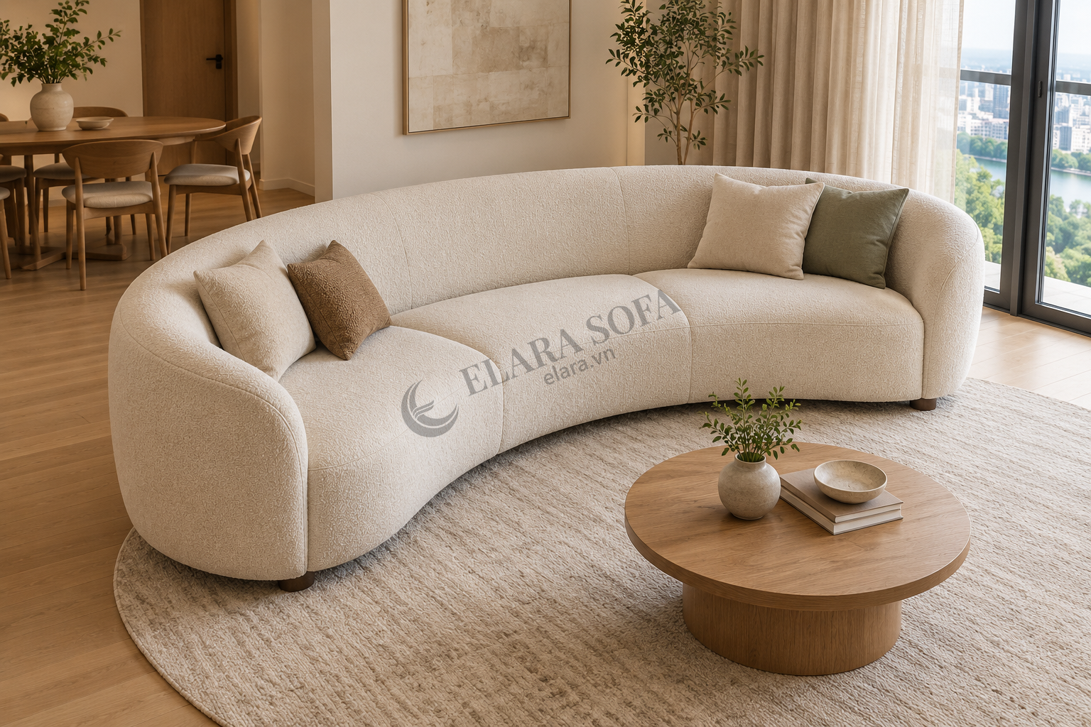 Sofa cong bọc vải màu kem kết hợp bàn trà tròn trong phòng khách hiện đại, có khoảng trống ở cạnh ghế